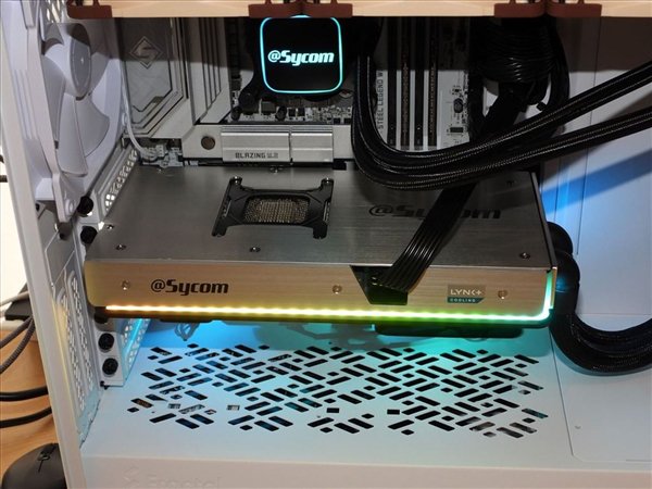 60℃压旗舰!Sycom联手LYNK+推出RTX 5090水冷版:模块化快拆+猫头鹰三扇,11月整机首发
